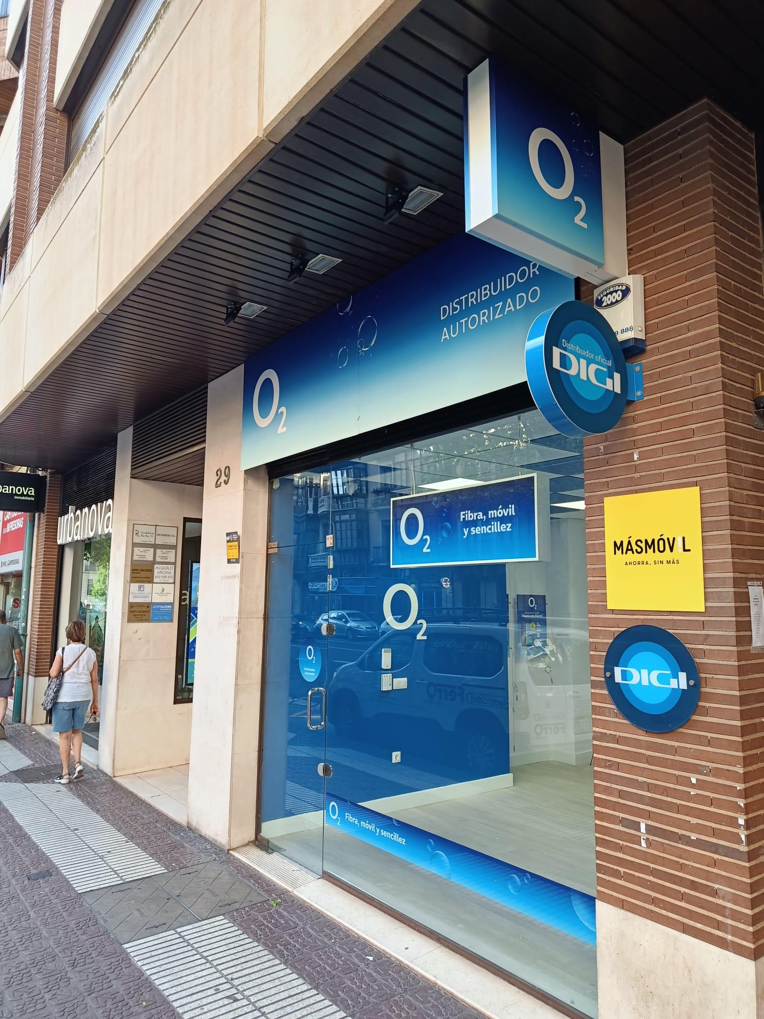 Fachada de la tienda Konectat en C. Gral. Vara de Rey, 29, Logroño, con el rótulo de O2 distribuidor autorizado
